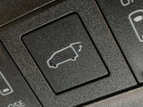 【パワーバックドア】スマートキーや運転席のボタンを押すだけでリアゲートが自動で開閉します!荷物を持っている時や、高い位置にあるバックドアを閉める際に便利な機能です♪