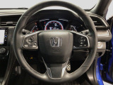 運転にかかわる様々な操作を安全に行えるように視点移動が少なく操作性に配慮されたスイッチ類が凝縮されたコクピットです。