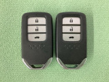 スマートキーを装備しています。鍵を差し込むことなくドアロックの開け閉めと、スタートボタン操作でのエンジンスタートができます。ボタン操作でトランクが開けられるトランクオープナーもついています。