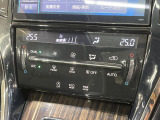 【オートエアコン】一度お好みの温度に設定すれば、車内の温度を検知し風量や温度を自動で調整。暑い&hellip;寒い&hellip;と何度もスイッチ操作をする必要はありません。快適な車内空間には必須の機能ですね♪