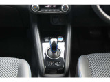 電動車ならではのシンプルで操作感のあるシフトレバー。先進的でスマートなイメージです。