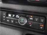 【オートエアコン】温度を設定すれば自動で快適な車内温度を保ちます。エアコン内部の高性能脱臭フィルターで車内のアレルゲンや花粉を除去。