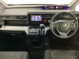 車内は光触媒抗菌消臭施工済です。スタイリッシュなデザインでスポーティなインパネ周りを演出します。グローブボックスやカップホルダーのほかにトレーなどたくさんの収納スペースが付いています。