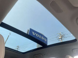 V60のキャビンに明るく開放的な雰囲気をもたらすため、外光をたっぷりと取り入れることのできる、チルトアップ機構付電動パノラマガラスサンルーフ。明るさに満ちたドライブが楽しめそうですね。