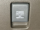 アクセサリーソケットはUSBのアダプターなどをつければ、スマホの充電にも使えます。周辺には物が置けるボックスがついています。