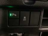VSA装備車です。VSAはドライバーの操作と車の動きを見守っています。もし車の挙動が乱れたとき、4輪別々にブレーキをかけたり、エンジンパワーをしぼることによって車を安定させます。