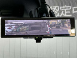 インテリジェントルームミラーです。人や物で視界が遮られてても、車体後部のカメラ映像に切り替えることにより、クリアな後方視界を実現しています。