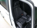 程よい硬さとホールド性が高いシートで長時間運転も快適です。