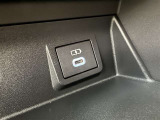 充電用USB端子付き。スマートフォンなどの充電に便利です。