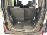 後席のシートをスライドさせると荷室空間を広げられます
