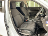 乗降がしやすい運転席。高さが調節できて小柄な方でも運転しやすいポジションをとることができます。