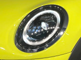 ●LEDヘッドライト:夜間走行時も良好な視界を確保し安心して運転できる高輝度LEDヘッドライトを装備!点灯速度が早く、消費電力も抑えられています。