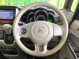 インテリアに合わせたデザインのステアリングは、運転される方のことも考え、運転しやすい形状、大きさです。是非一度、実際に触ってお確かめください。