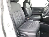 見えないところまで徹底洗浄!中古車をキレイで気持ちよくお乗りいただけるよう、トヨタ認定中古車はしっかりクリーニング。エンジンルームやシートを外した洗浄まで目に見えないところまで徹底的に洗浄しています。