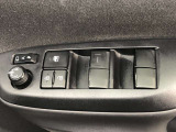 パワーウィンドのスイッチです。運転席に座りながら、助手席や後席の窓を開け閉めできるので大変便利ですよ。
