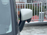 狭い駐車場でも安心。スイッチ操作だけでドアミラーの格納展開が可能。電動格納式リモコンドアミラー!