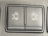 【両側パワースライドドア】スマートキーや運転席のスイッチで後席両側スライドドアの開閉が可能♪電動だから力を入れてドアを開ける必要が無く、小さなお子様でも簡単に開け閉めでき快適です♪