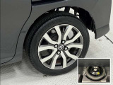タイヤサイズは175/55R15!純正アルミホイール!残り溝は5ミリ程度!スペアタイヤ装着車!