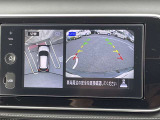 アラウンドビューモニター。上空から見下ろしているような映像で、スムースな駐車をサポートします。