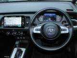 操作性に優れた運転席となります!小物入れや各ボタンの配置にこだわり、使いやすいです!座り心地もよく視認性も良好なのでロングドライブもお任せ下さい!