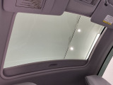 サンルーフが装備されています。外からの光を取り込めるので気持ちがいいですね。