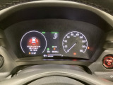ハイブリット車専用のメーターです。右側の大型スピードメーターに加え、ステアリングスイッチを使って左のマルチインフォメーション・ディスプレイで燃費や動力伝達などの情報が見れるようになっています。