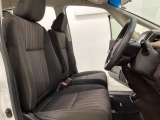 広い足元に肘掛けもついたゆったり座れるシートです。運転席と助手席の間が空いているため、助手席側への移動がスムーズです。交通量の多い道でも、助手席側から乗り降りができます。