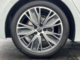 Audiは多様なホイールデザインを提供しており、スポークの形状やサイズ、仕上げ(ポリッシュド、マット、ブラックなど)によって選択肢が豊富です。