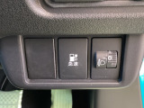 急速充電時は、車内の専用スイッチを操作することで充電口の蓋が開く仕組みです。車内からの操作に限定することで、誤接続や差し間違いを防ぐ安全性の高い設計となっています。