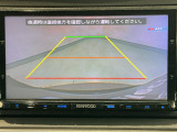 【バックカメラ】運転が苦手な方も車庫入れラクラクです!ギアをリバースに入れれば自動的に切り換わりますので、面倒な操作は不要です♪狭い駐車場もお車を傷つけず安心ですね!