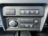 インテリジェントエマージェンシーブレーキ、LDW、4WD、VDC、パーキングセンサーブザー、アイドリングストップ、各スイッチ。アクセサリーソケット、光軸調整ダイヤル。