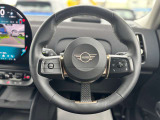 左が運転支援システムの操作スイッチ、右がオーディオ系スイッチになります。非常に使いやすく配置されています