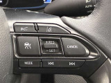 前方の車との車間を設定し、スピードを上げたり緩めたりを自動で行ってくれる追尾式の「レーダークルーズ」。上級装備の一つです!高級車にしかつかない嬉しい機能です。