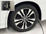 タイヤサイズは235/50R18!純正アルミホイール!残り溝は5ミリ程度!パンク修理キット搭載車!