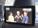 【後席モニター】家族や友人とお出かけする機会が多い方に大人気の後席モニターを装備!見やすい位置に画面がありテレビやDVDの視聴も快適!友達もお子様も、後席にしか乗らなくなるかも??