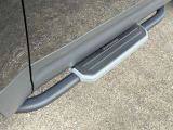 【フィックスドサイドステップ ディーラーOP￥162800】車両への乗り降りを助け、ルーフへの荷物の積み込みを容易にします。オフロードスタイルを際立たせます。
