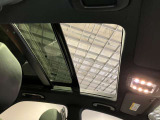 パノラミックルーフで明るい車内と開放感あるドライブをお楽しみいただけます。