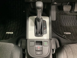 「e:HEV」搭載車です。日常シーンのほとんどをモーターで走行し、高速クルージングなどモーターよりもエンジンの方が効率が良い領域はエンジンで走行、あらゆる領域で優れた燃費走行を実現します。