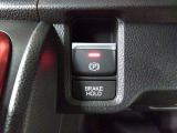 電子制御パーキングブレーキは信号待ちでも便利。いつもより運転がラクになるはずです。