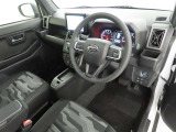 シンプルで使いやすいデザインの運転席です。