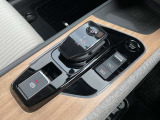 サイドブレーキはスタイリッシュな電動パーキング!さらに停車時に便利なオートホールド機能付き。