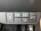 ハンドルの右側にはヘットライトリベライザーとHondaセンシング用のメインスイッチがついています。ヘッドライトリベライザーは道路状況や積荷の加重に応じてライトの高さを調節できます。