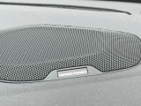 【harman kardon】ハーマンカードンのHi-Fiスペシャリストと共に、モデル別に開発・設計された専用チューニングが臨場感溢れる音響空間を実現しています。