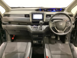 車内は光触媒抗菌消臭施工済です。スタイリッシュなデザインでスポーティなインパネ周りを演出します。グローブボックスやカップホルダーのほかにトレーなどたくさんの収納スペースが付いています。