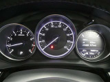 各操作スイッチは使いやすい位置に配置され、とっても見やすいメーターです。夜間時はラグジュアリーな気分にさせてくれる照明が魅力ですので、夜のドライブも楽しみになりますよ♪
