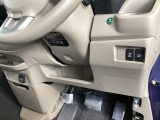 燃費をよくするECON、横滑りを防ぐVSAなどのスイッチは、運転席の右側、手の届きやすい位置にあります。