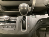 CVT車のセレクトレバーです。低速から高速まで、変速ショックのないスムーズな走りを実現するとともに、エンジン効率のよい領域を維持することで燃費にも貢献します。