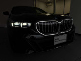BMWの伝統の丸目4灯ヘッドライトでございます。LEDライトで視認性もよく明るく安全性の向上につながります。