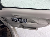 【パワーウインドウ】運転席のスイッチで、各席の窓ガラスの開閉ができます!あると便利ですよね!