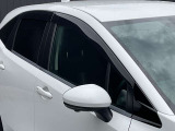 雨の日でも少し窓を開けて換気することができます。あると便利なバイザーです。